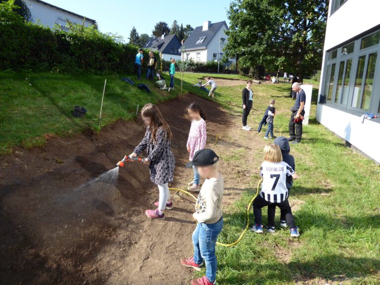 Die eingesäte Fläche wird gewässert.