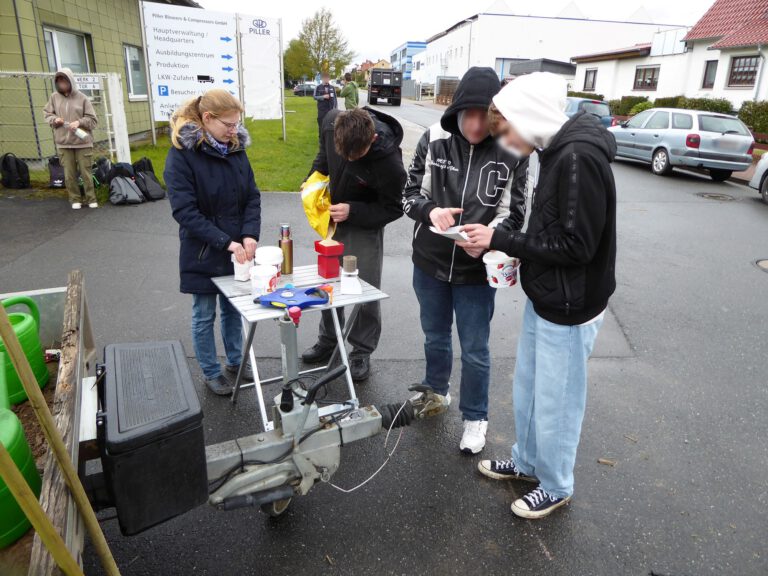 Berechnung und Abwiegen der für die Fläche nötigen Saatgutmenge und Ansaathilfe.